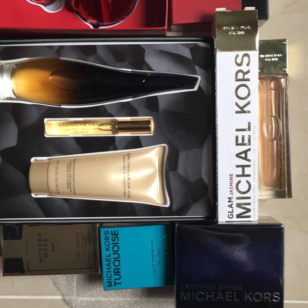 perfumes in men’s and women makeup an makeup bags - Picture 5 of 8